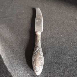 Нож столовый, лезвие - нержавеющая сталь, ручка - мельхиор. СССР
